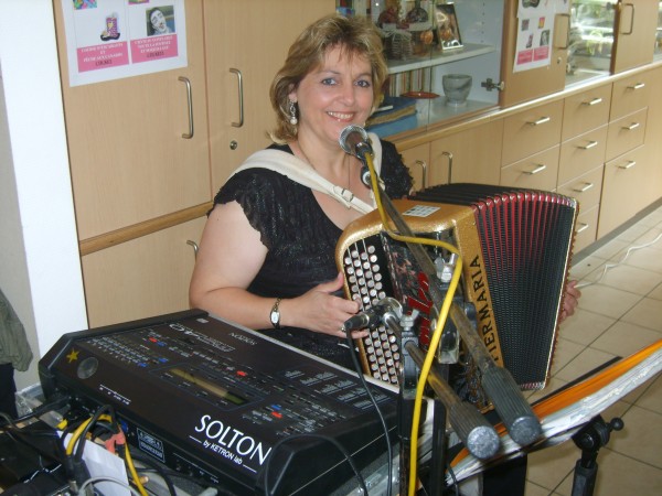 erika20110619sptja1accordeon.jpg